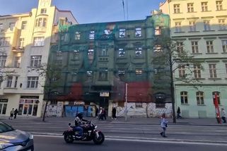 Potěmkinův dům v pražské Ječné ulici kamufluje od roku 2018 jak kůl v plotě osamocená původní fasáda - Novinky